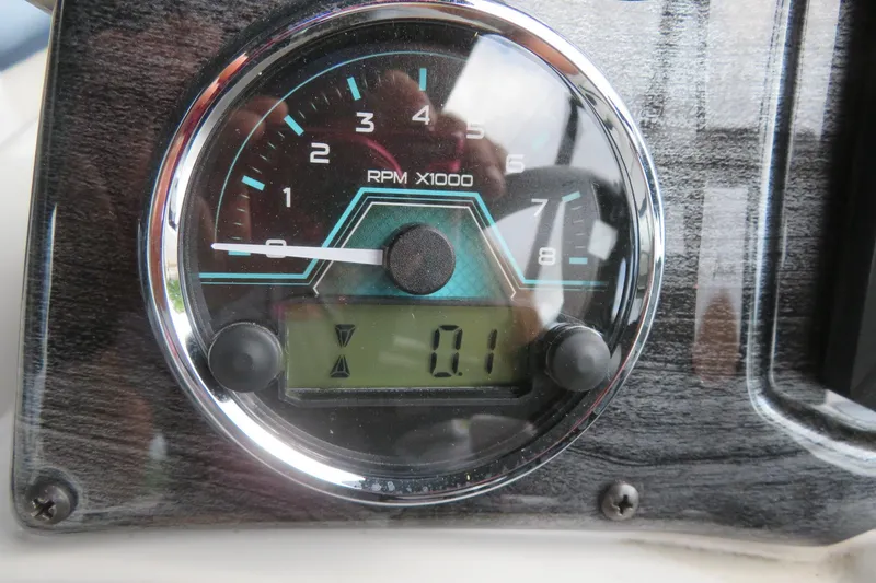 Slide: The Image of Tachometer of Avalon Venture 85 Rear Fish 2026, displaying 0.1 RPM. - 34