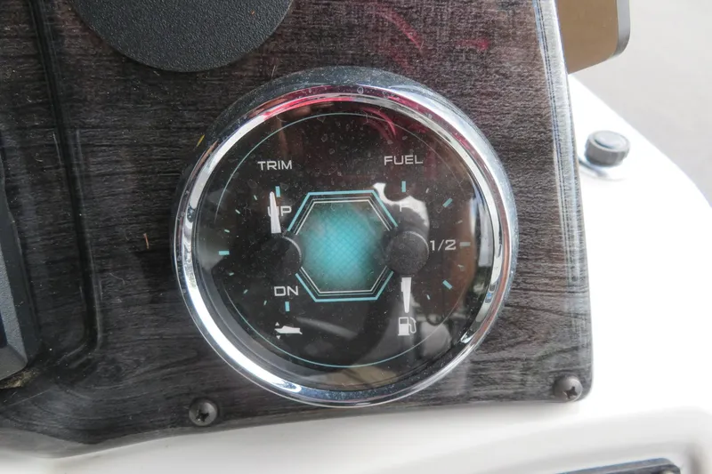 Slide: The Image of Trim and fuel gauge of Avalon Venture 85 Rear Fish 2026. - 35