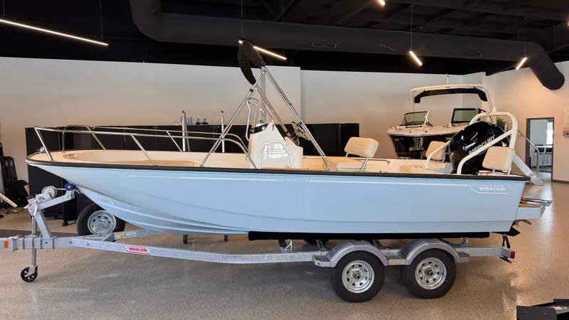 The Image of Boston Whaler 190 Montauk 2025 - 1