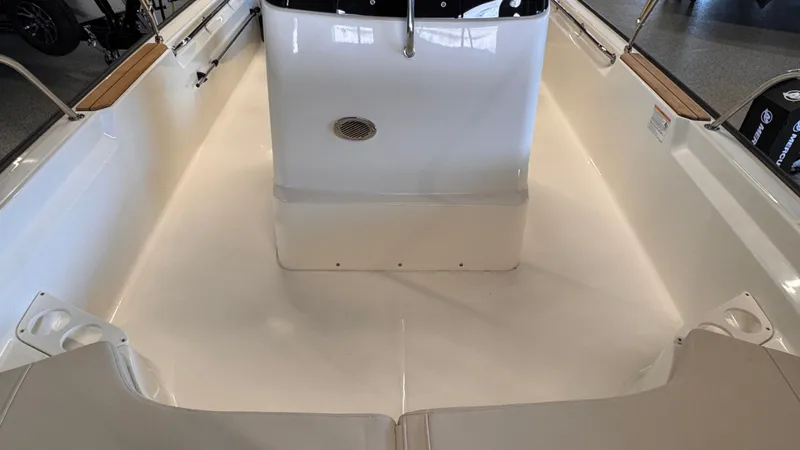 Slide: The Image of Boston Whaler 190 Montauk 2025 - 10