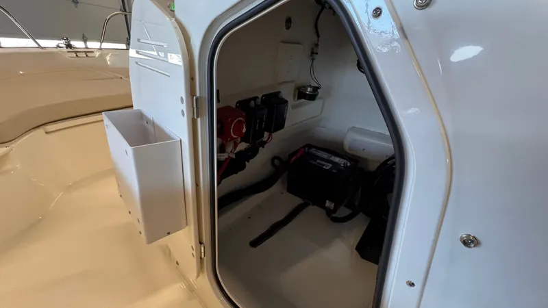 Slide: The Image of Boston Whaler 190 Montauk 2025 - 14