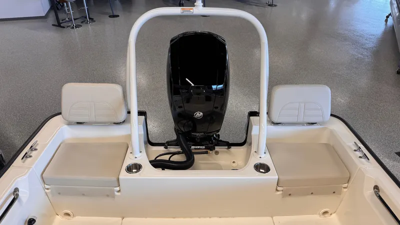 Slide: The Image of Boston Whaler 190 Montauk 2025 - 15