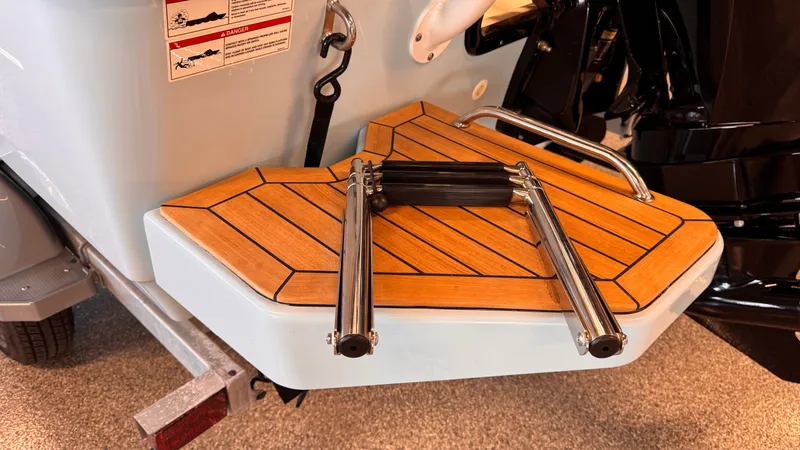 Slide: The Image of Boston Whaler 190 Montauk 2025 - 16