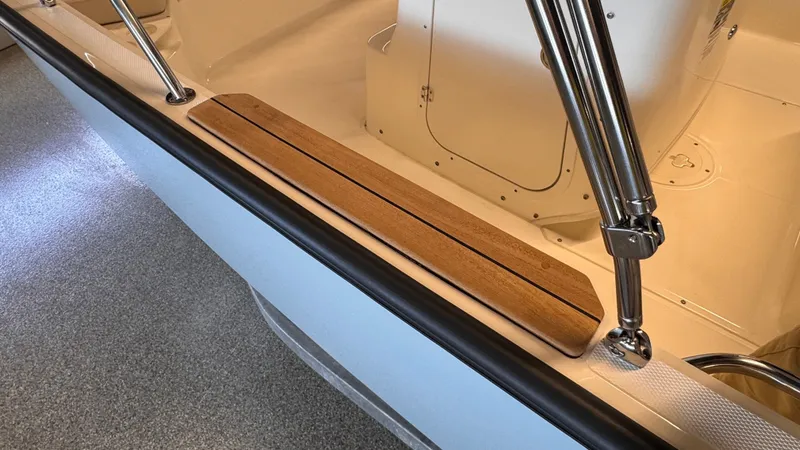 Slide: The Image of Boston Whaler 190 Montauk 2025 - 18