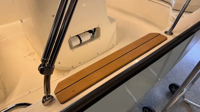 Slide: The Image of Boston Whaler 190 Montauk 2025 - 19