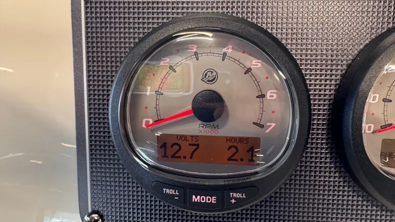 Slide: The Image of Boston Whaler 190 Montauk 2025 - 22