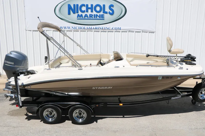 Slide: The Image of 2015 Stingray 192 SC boat with Yamaha motor at Nichols Marine dealership. - 16