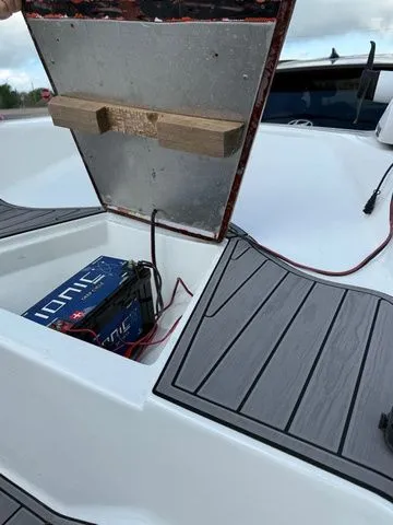 Slide: The Image of Boston Whaler 17 Montauk 1978 - 14