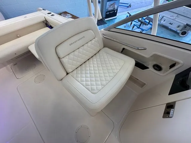 Slide: The Image of Grady-White Freedom 235 2026 - 9