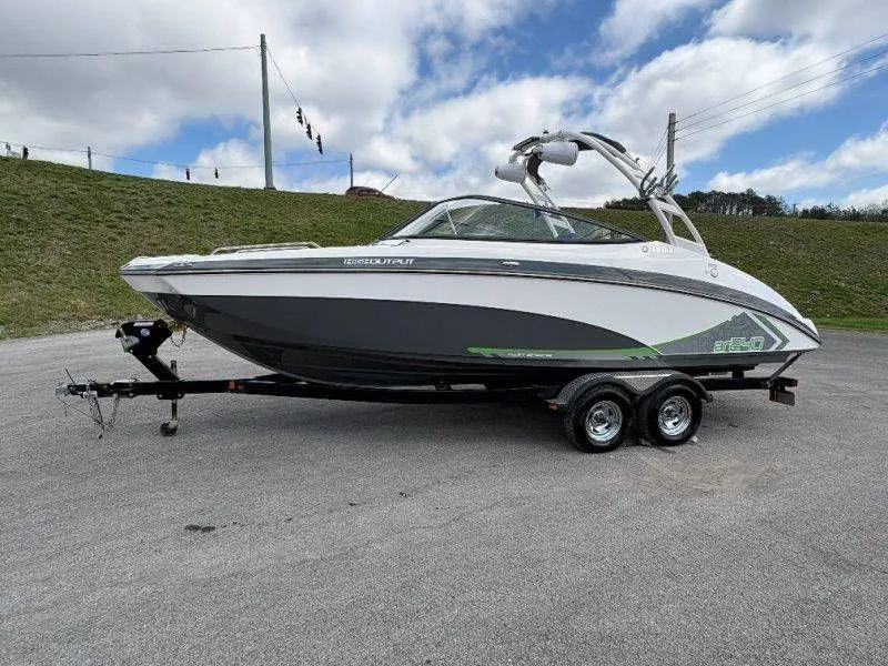 Slide: The Image of 2016 Yamaha Boats AR240 on trailer, side view. - 8