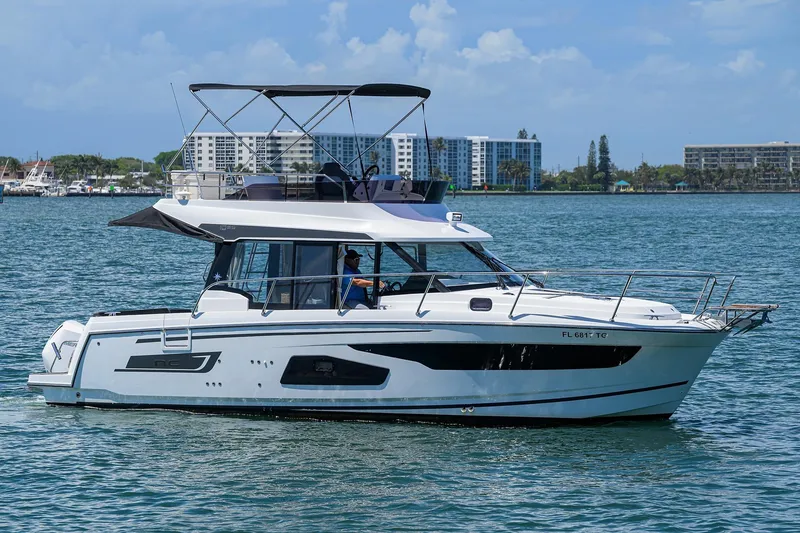 The Image of Jeanneau NC Weekender 1095 Fly 2022 - undefined