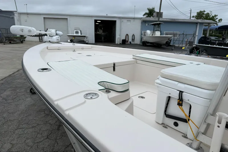 Slide: The Image of 2006 Pathfinder 2200 Tournament Edition boat at a marina, showcasing seating and deck layout. - 10