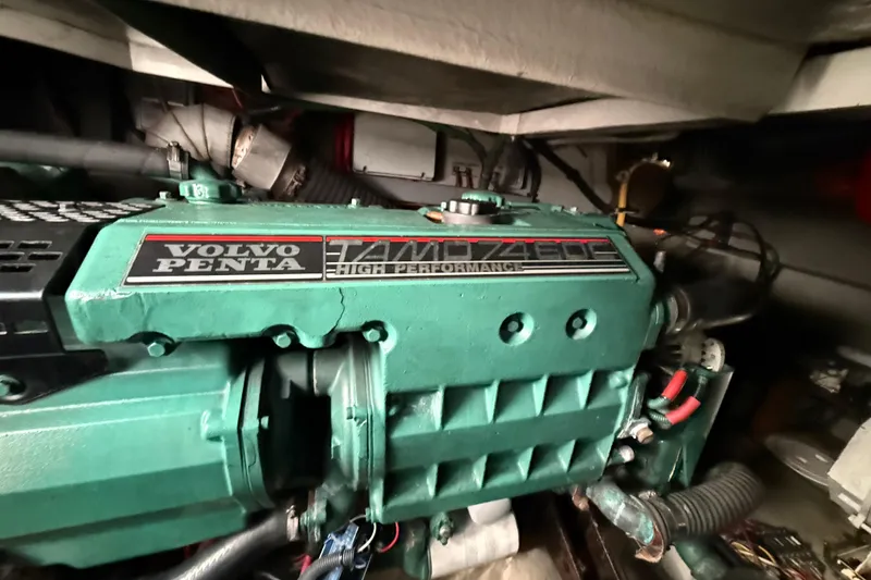 Slide: The Image of Volvo Penta engine in 2002 Sunseeker Camargue 44 yacht, high-performance model. - 19