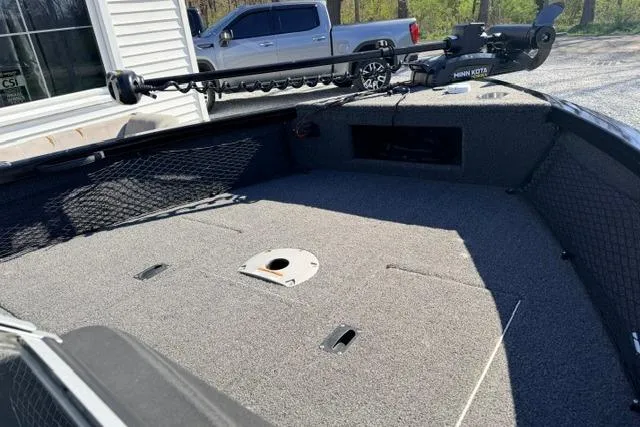 Slide: The Image of 2022 Crestliner 1750 Fish Hawk SE boat deck with Minn Kota trolling motor. - 16