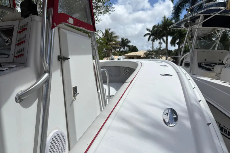 Slide: The Image of 2002 Ocean Runner 30 boat deck with control panel, surrounded by palm trees and blue sky. - 29