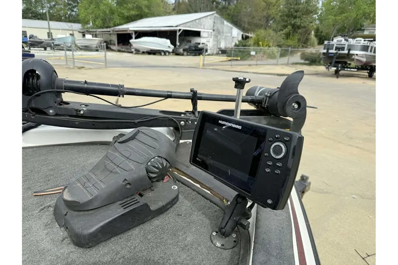 Slide: The Image of Boat dashboard with Humminbird fish finder on a 2000 Ranger R81. - 9