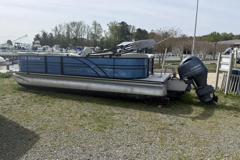 The Image of 2018 Starcraft SLS 3 pontoon boat with Yamaha outboard motor, parked on grass. - 0