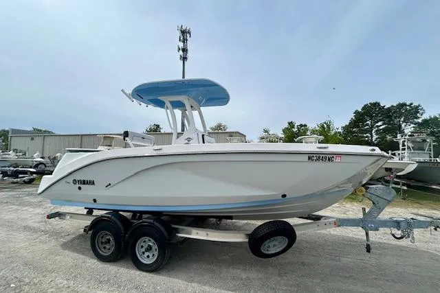 The Image of 2024 Yamaha Boats 222 FSH Sport E on trailer, side view, outdoors. - 0