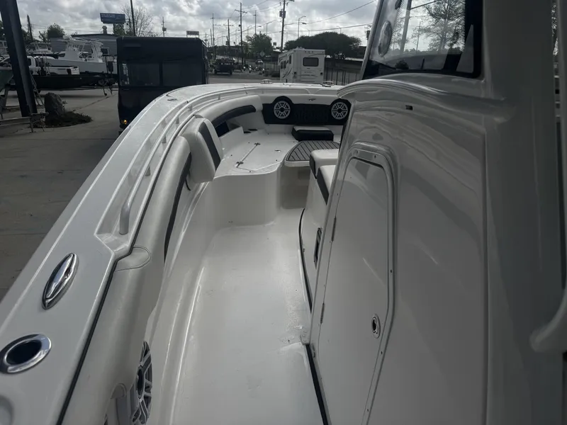 Slide: The Image of Tidewater 320 CC Adventure 2022 - 18