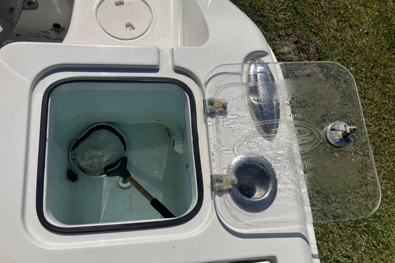 Slide: The Image of Livewell with net on a 2020 Sea Hunt Gamefish 27 Forward Seating boat. - 35