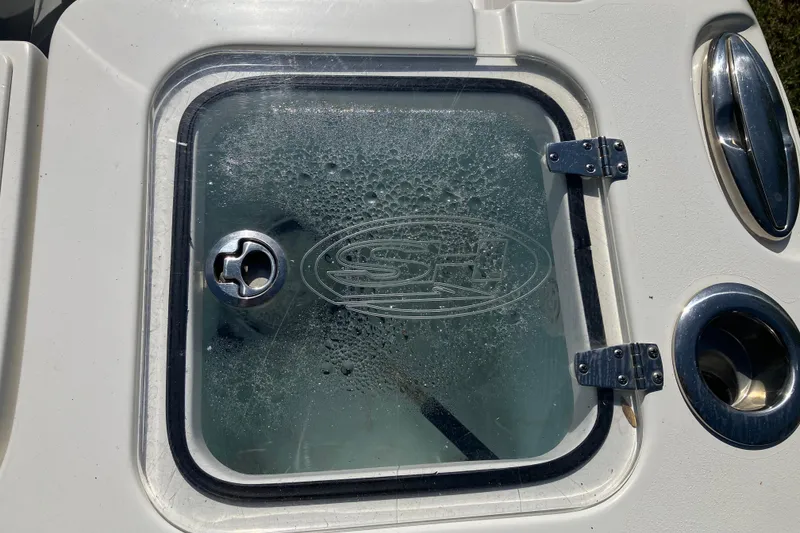 Slide: The Image of Livewell hatch on a 2020 Sea Hunt Gamefish 27 Forward Seating boat. - 36