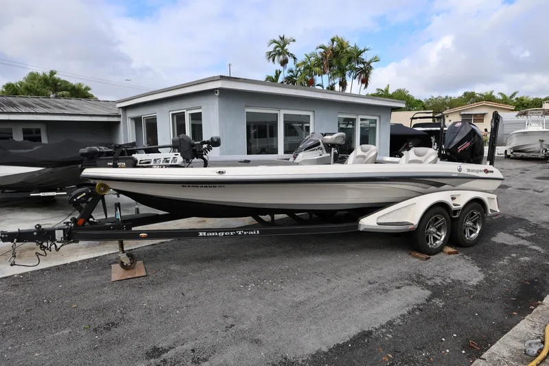 The Image of 2020 Ranger Z520L boat on trailer, parked outside a building. - 0
