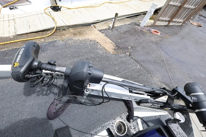 Slide: The Image of 2020 Ranger Z520L boat with Minn Kota trolling motor on deck. - 17