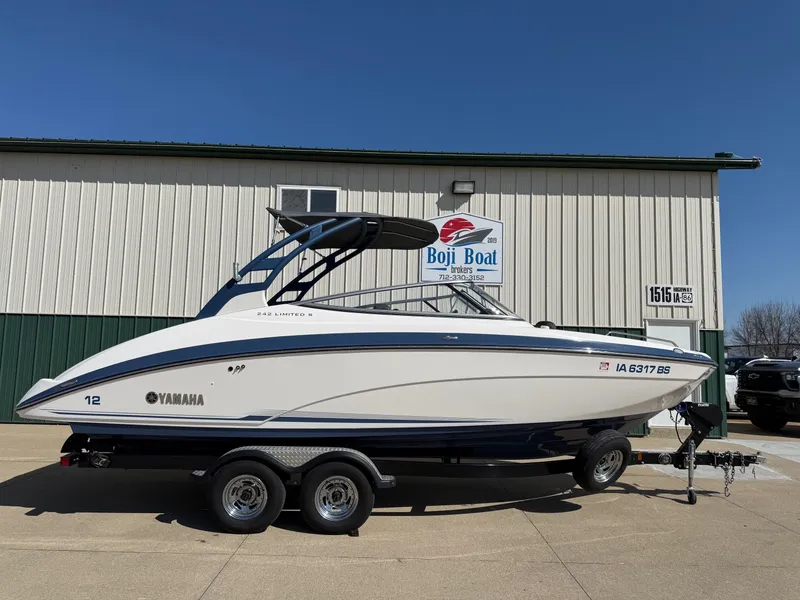 The Image of 2018 Yamaha Boats 242 Limited S on trailer at Boji Boat. - 0