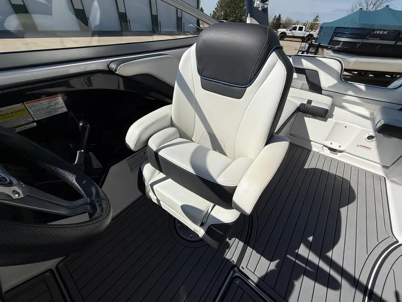 Slide: The Image of Interior of a 2018 Yamaha Boats 242 Limited S with captain's chair. - 20
