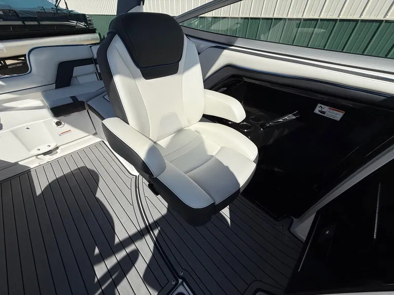 Slide: The Image of Interior of a 2018 Yamaha Boats 242 Limited S with white seating. - 21