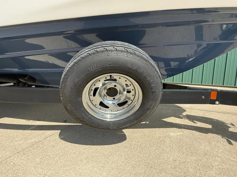 Slide: The Image of Yamaha Boats 242 Limited S 2018 on trailer with tire. - 38