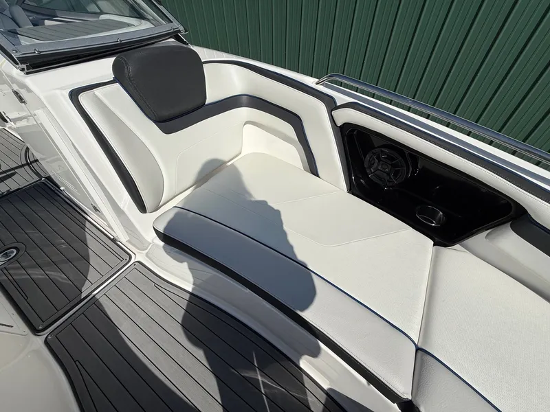 Slide: The Image of Interior of 2018 Yamaha Boats 242 Limited S with white seating. - 9