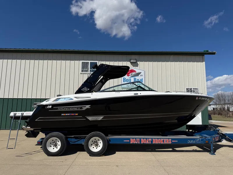 The Image of 2022 Monterey 278SS Super Sport boat on trailer in front of building. - 0