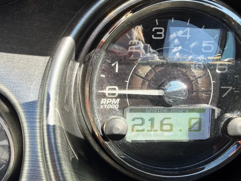 Slide: The Image of Tachometer of 2022 Monterey 278SS Super Sport showing 216 engine hours. - 22