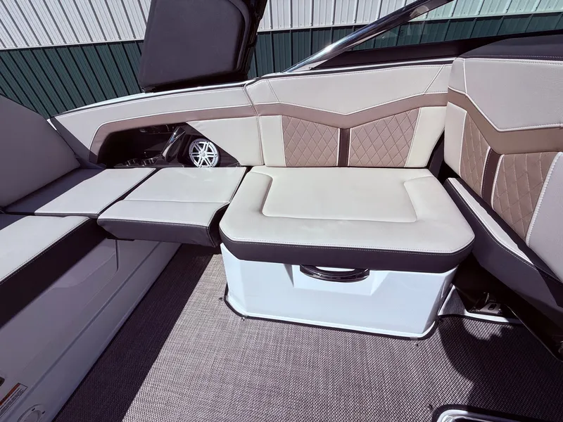 Slide: The Image of Interior of 2022 Monterey 278SS Super Sport with luxurious seating. - 34
