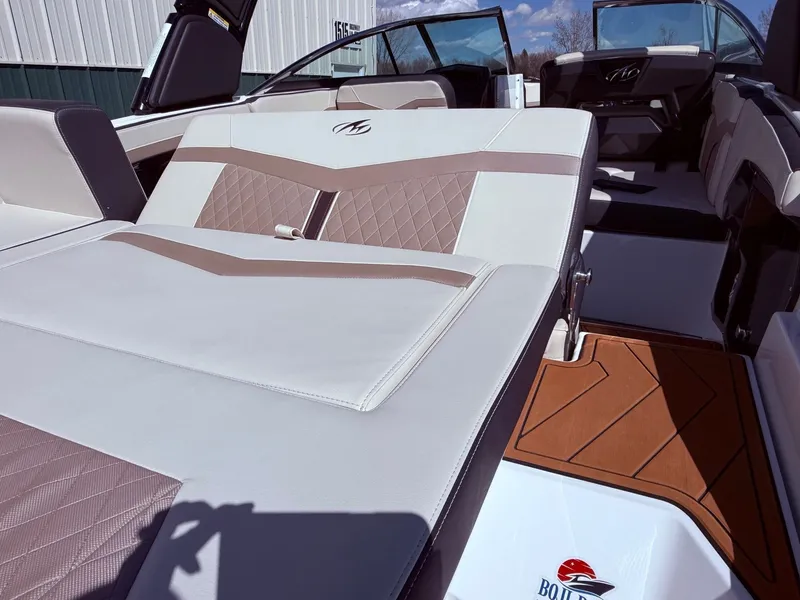 Slide: The Image of Interior of 2022 Monterey 278SS Super Sport with luxurious seating. - 44