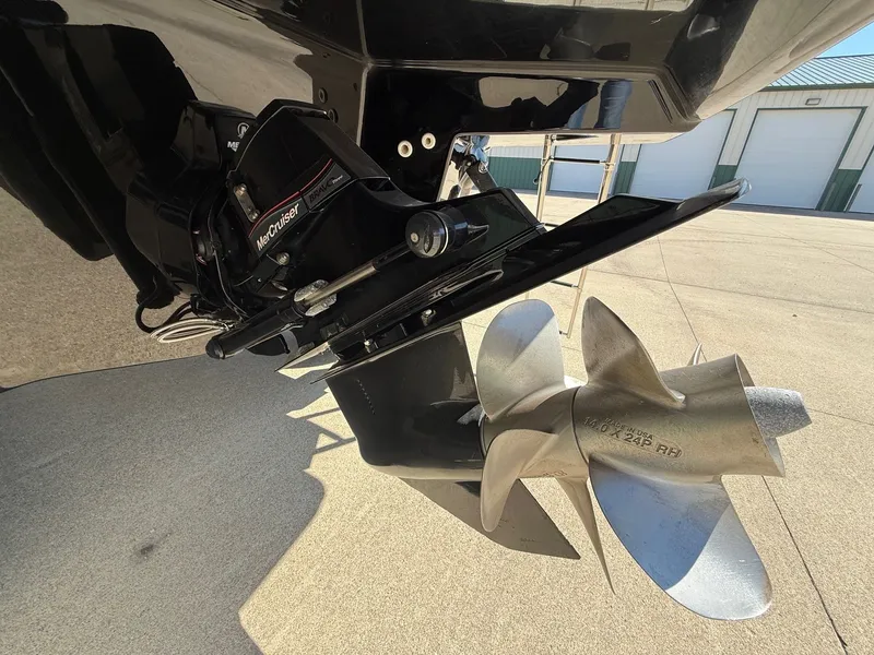 Slide: The Image of 2022 Monterey 278SS Super Sport boat motor and propeller. - 6