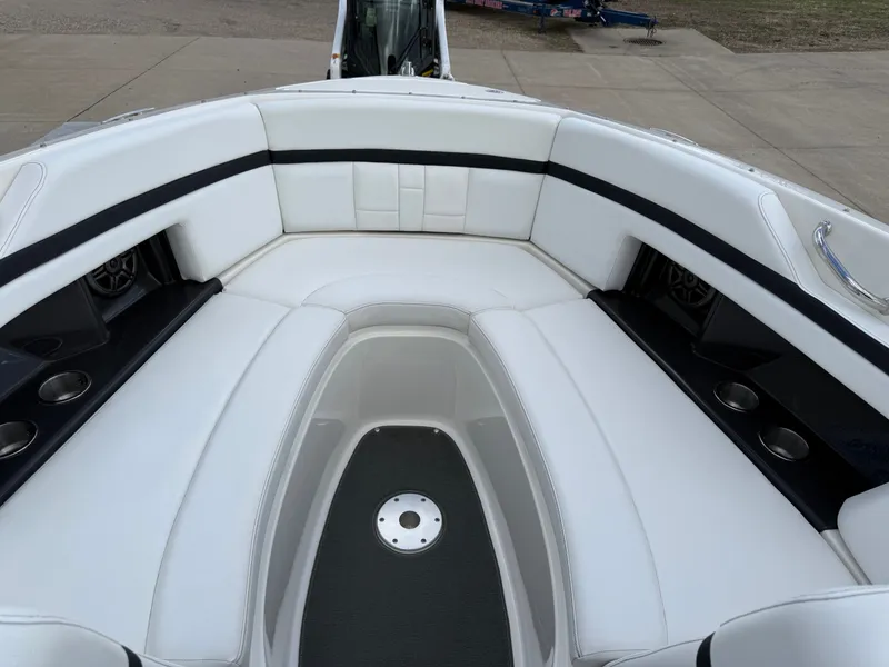 Slide: The Image of Sea Ray 270 SLX 2015 - 15