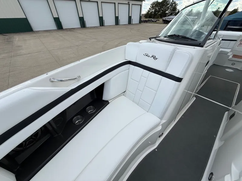 Slide: The Image of Sea Ray 270 SLX 2015 - 16