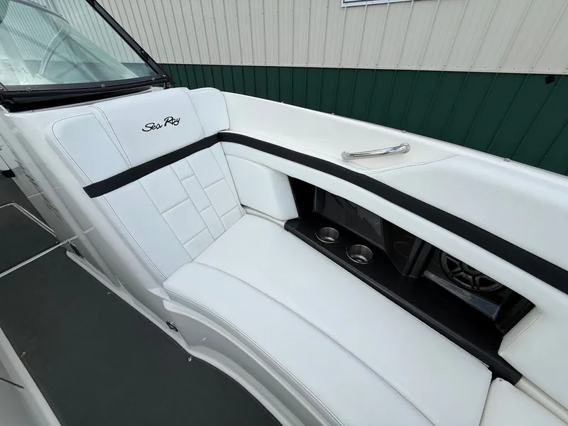 Slide: The Image of Sea Ray 270 SLX 2015 - 17