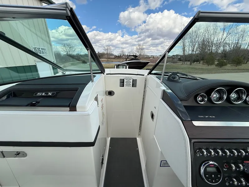 Slide: The Image of Sea Ray 270 SLX 2015 - 18