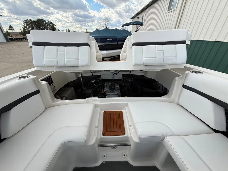 Slide: The Image of Sea Ray 270 SLX 2015 - 27