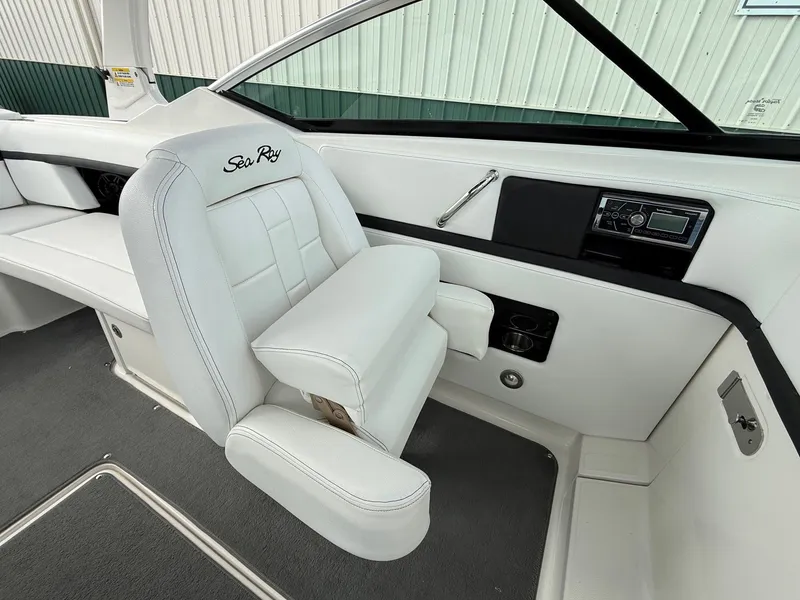 Slide: The Image of Sea Ray 270 SLX 2015 - 34