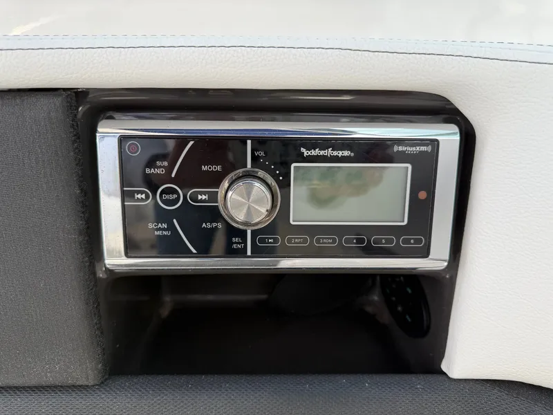 Slide: The Image of Sea Ray 270 SLX 2015 - 35