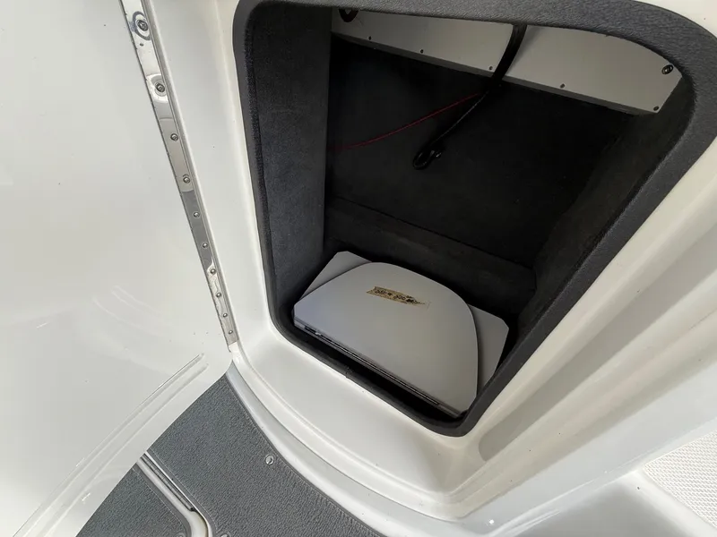 Slide: The Image of Sea Ray 270 SLX 2015 - 45