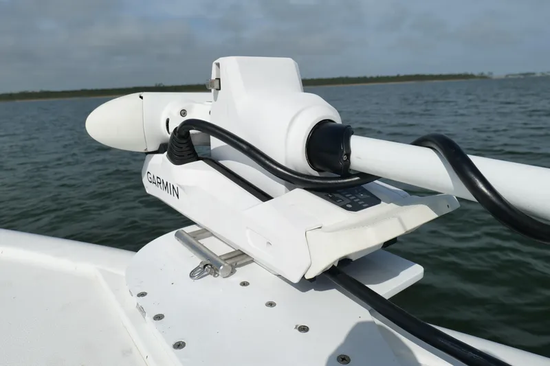 Slide: The Image of Trolling motor on 2021 Sea Hunt Ultra 305 SE boat, featuring Garmin technology. - 27