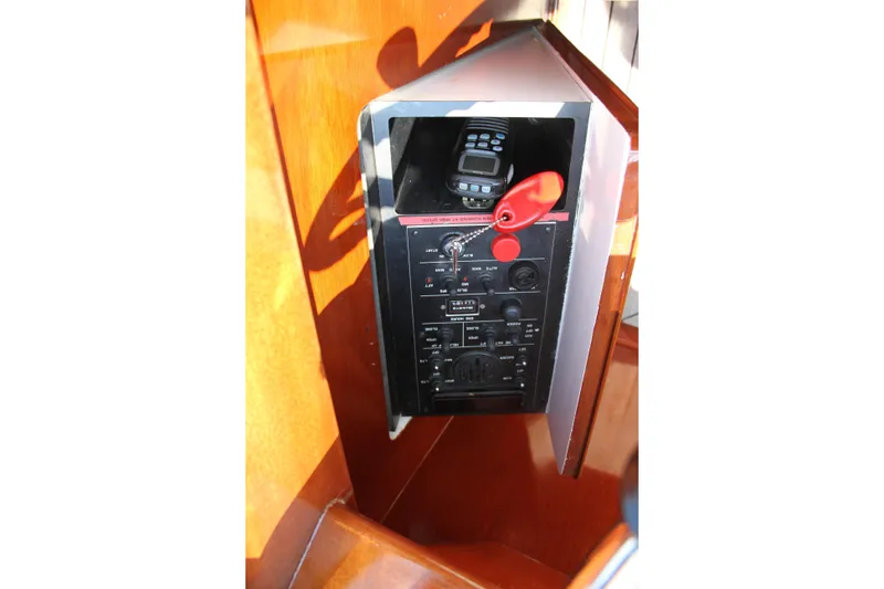 Slide: The Image of Control panel of a 2005 Limestone 24' Express Cruiser. - 15