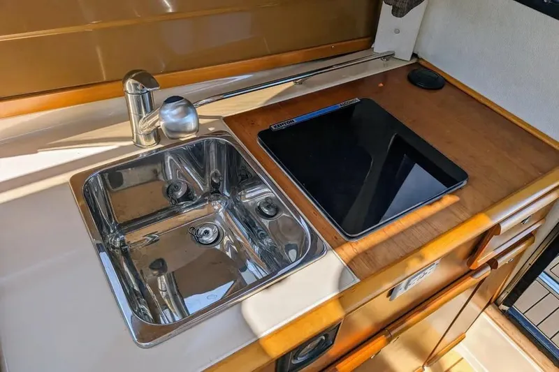 Slide: The Image of Cutwater C-24 2016 - 16