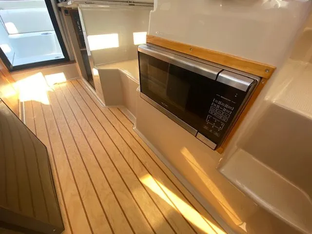 Slide: The Image of Cutwater C-24 2016 - 60