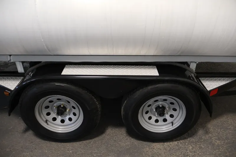 Slide: The Image of Viaggio Diamante U 2021 trailer with dual wheels and metal fenders. - 46